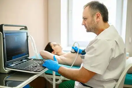 检查,专业诊断医学专家和病人,乳腺摄影男性乳房专家进行乳房超声扫描