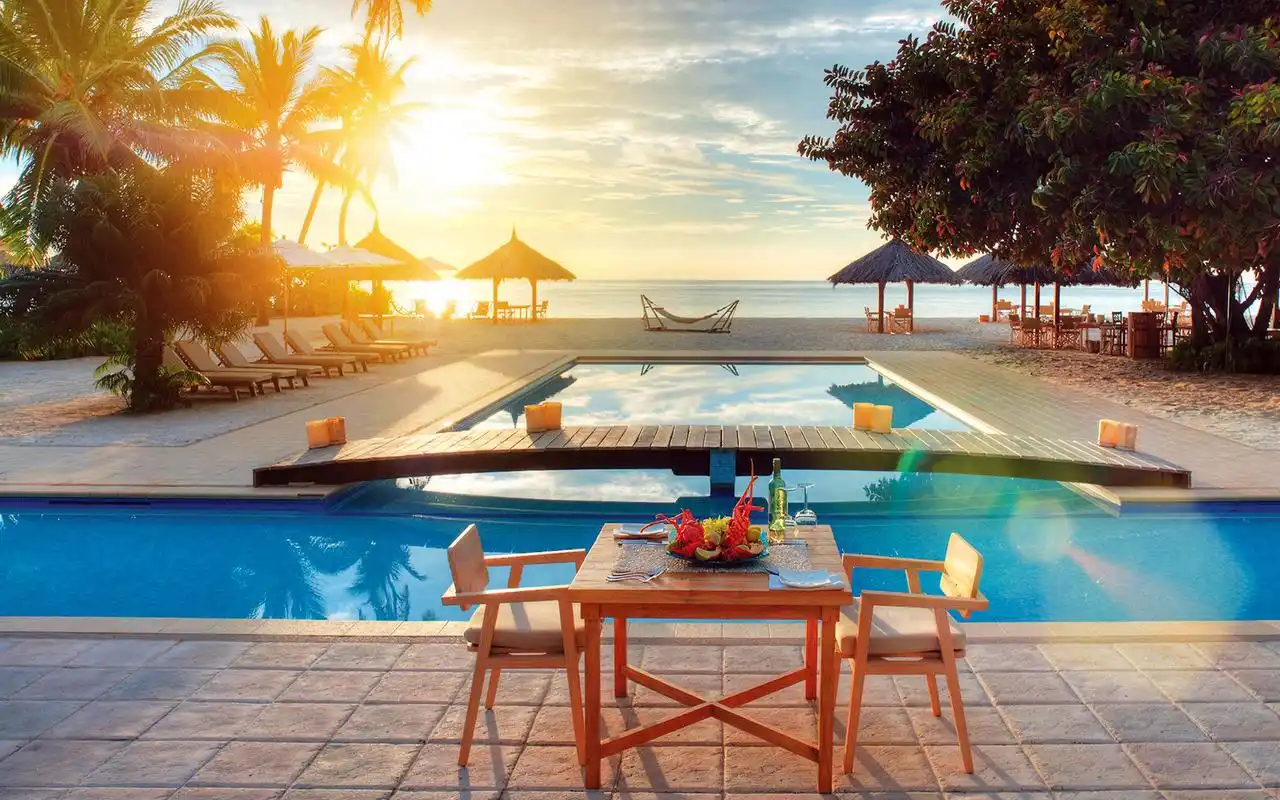 海滨城市沙滩碧水高清风景壁纸