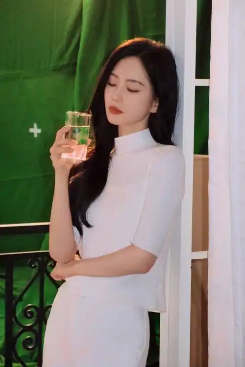 而在现实生活中,刘诗诗也同样保持着这种素雅高级的气质.