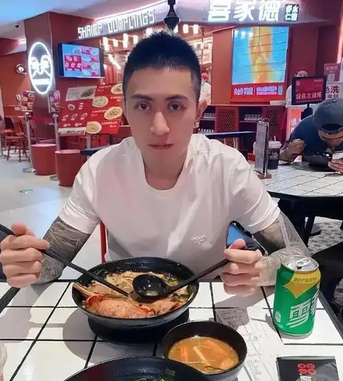 "沪上皇"秦奋家境大揭底:壕无人性是真的,财富来源却令人唾弃 - 七彩