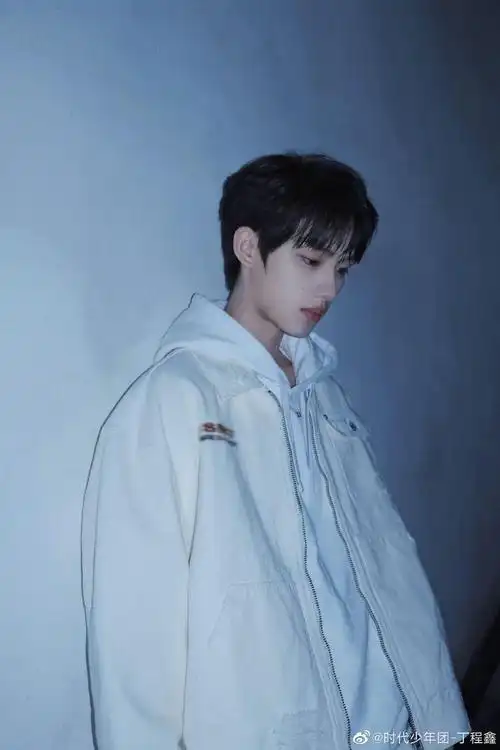 组图:时代少年团丁程鑫分享秋日写真 一袭白衣温润帅气