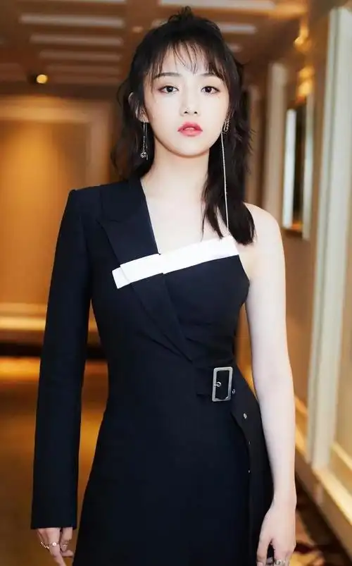 吴佳怡高清淡雅写真,娇媚可人!__财经头条