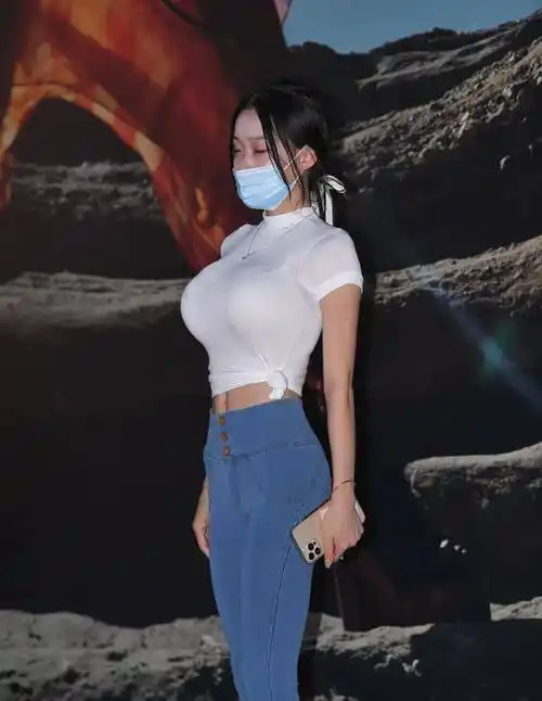 紧身牛仔裤美女身材火辣_时尚_曲线_女性