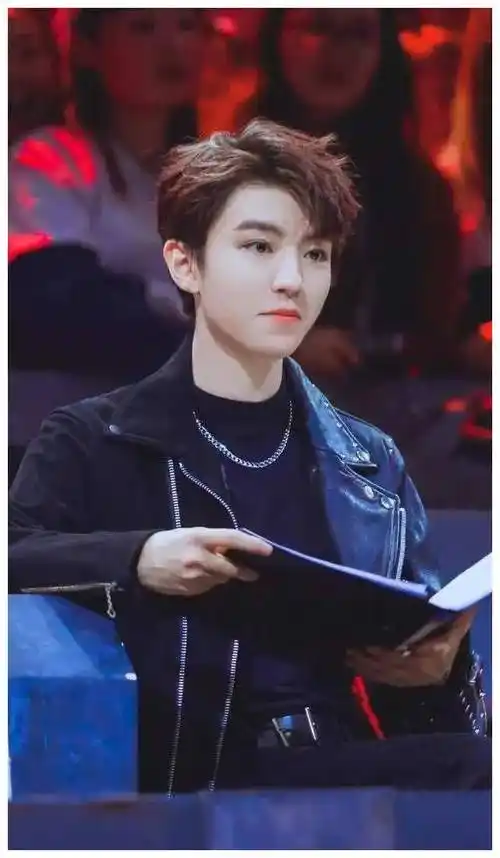 王俊凯与经纪人杨柳恋情传闻,网友热议!_明星_关系_照片