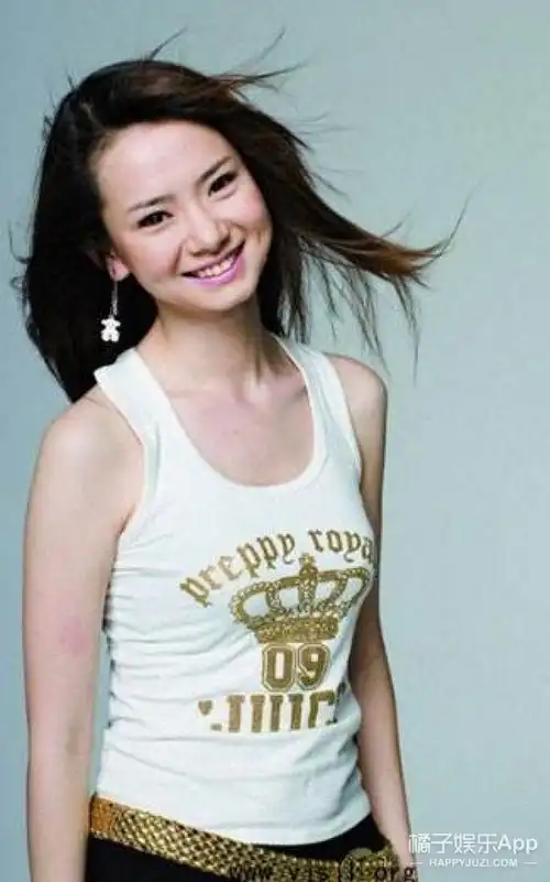 戚薇是参加《我型我秀》出道的,在比赛中晋级成为了全国十强.