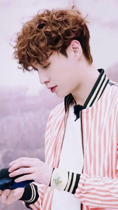 张艺兴的这款羊毛卷发型,可爱又时尚,萌到爆!