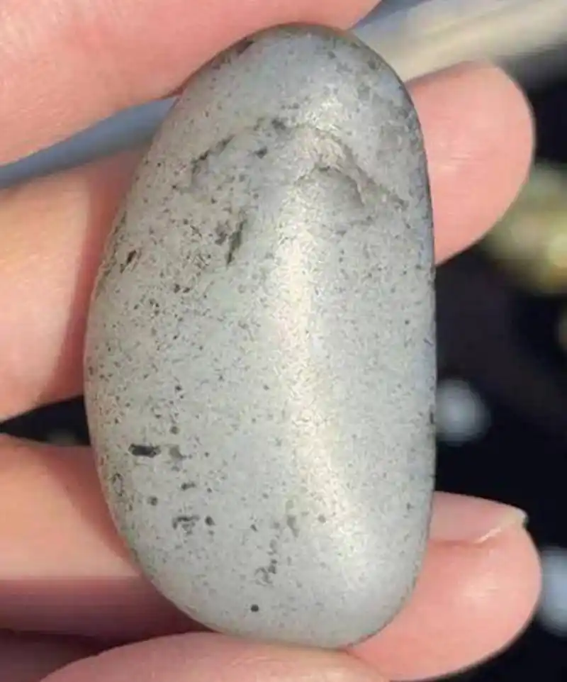 和田玉籽料,指的是和田玉中富含籽状结构的玉石原料.