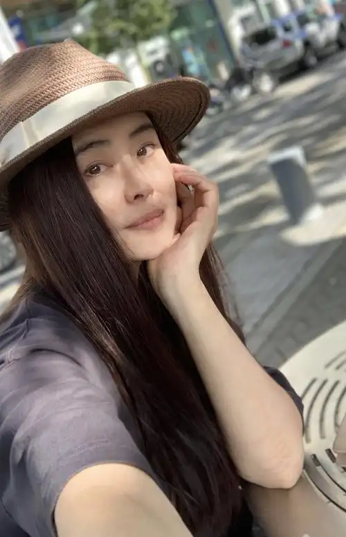 53岁王祖贤近照曝光,长发披肩保养得宜,最美聂小倩?