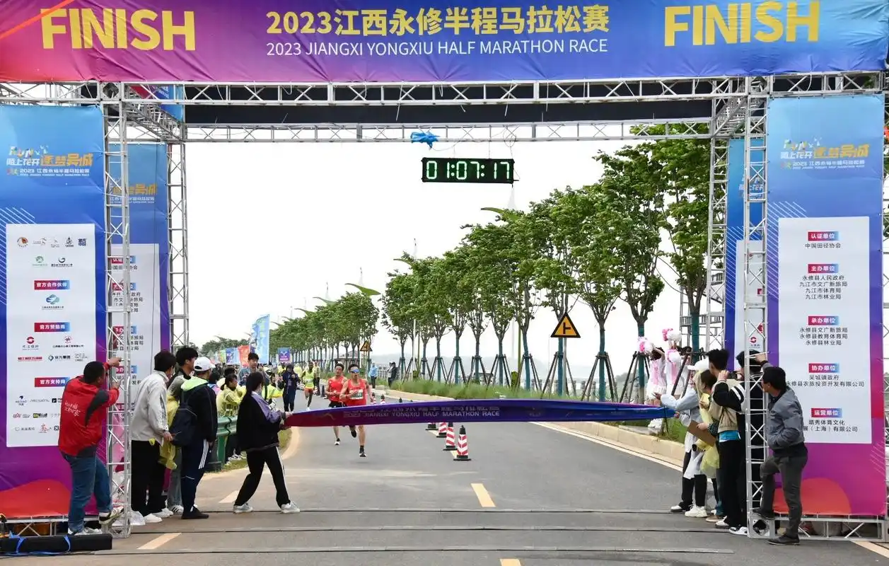 永修半程马拉松 彭建华再次凭借强大的冲刺能力夺冠  今天顶风作战,并