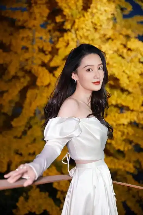 女星李沁公主写真:秋色正浓,美人正好_李沁_秋色_公主