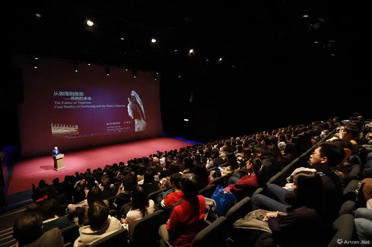 参与讲座的观众反应热烈