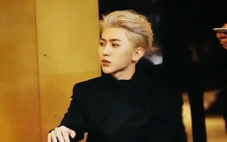 蔡徐坤银发背头cosmo盛典