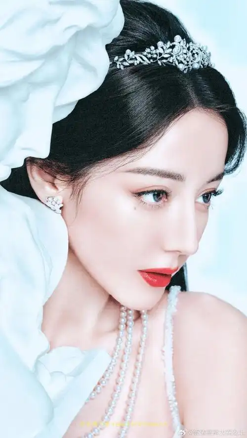 迪丽热巴一天三个物料三种状态##迪丽热巴一个人演一家三口