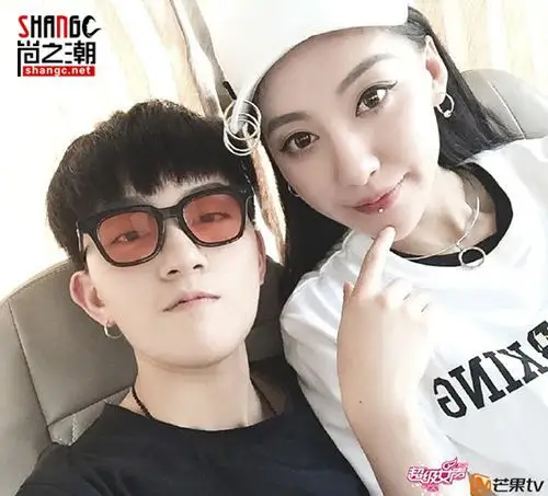 2016超级女声王金金过生日拿礼物到手软与张晓钰cp感爆棚