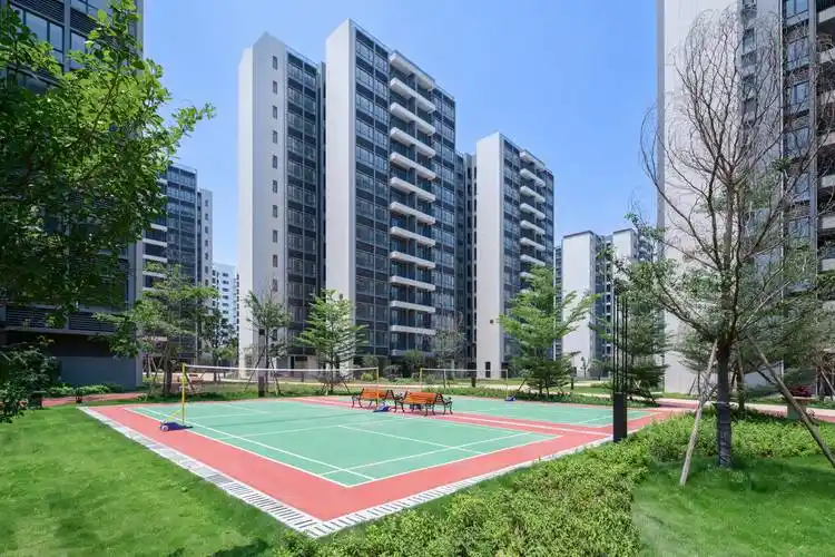 采用雨水花园,绿色屋顶等低影响开发措施,以及绿色建筑,海绵城市,智慧