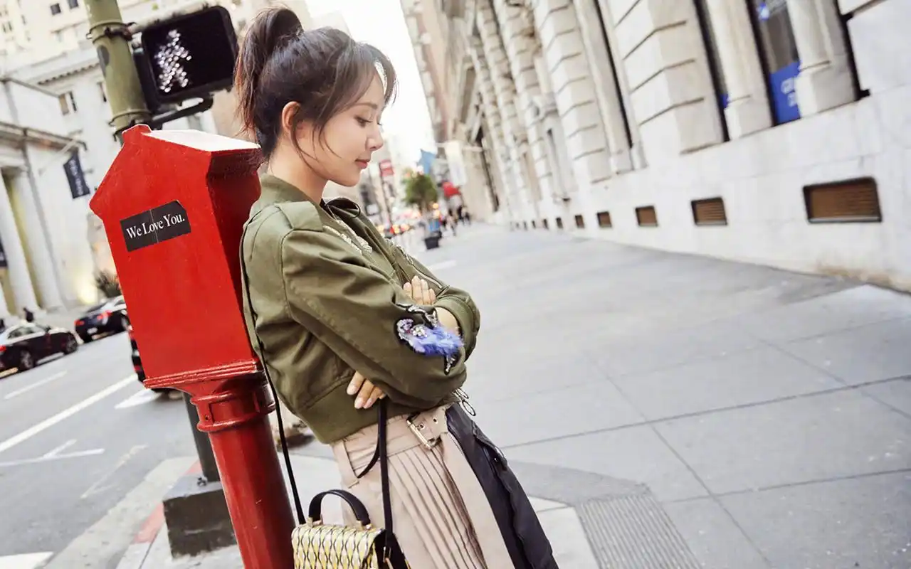 杨紫休闲时尚街拍图片桌面壁纸