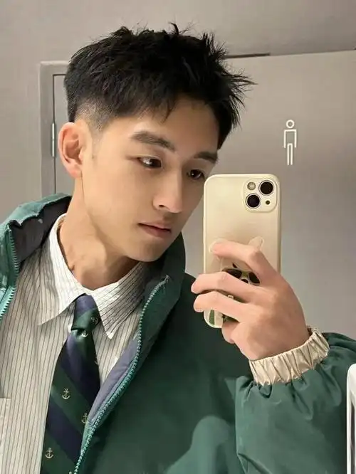 男生长脸适合的发型多种多样,主要取决于个人的喜好,发质,发量以及