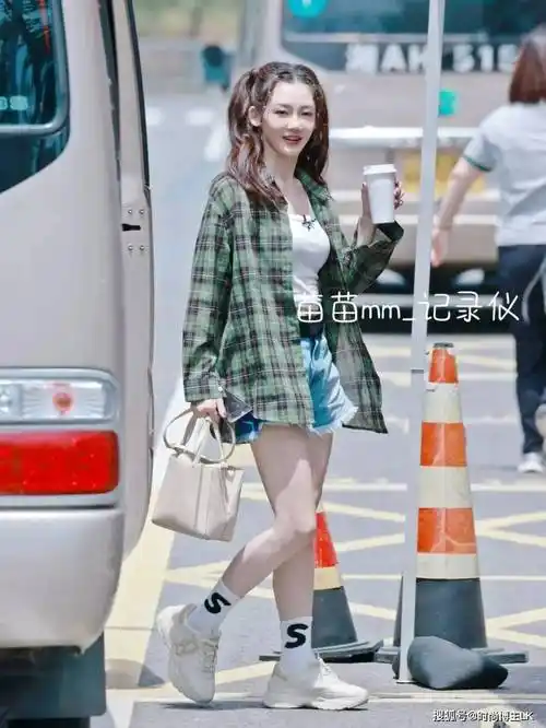 苗苗穿搭又火了!背心热裤搭配格子衬衫,双马尾造型又甜又辣!