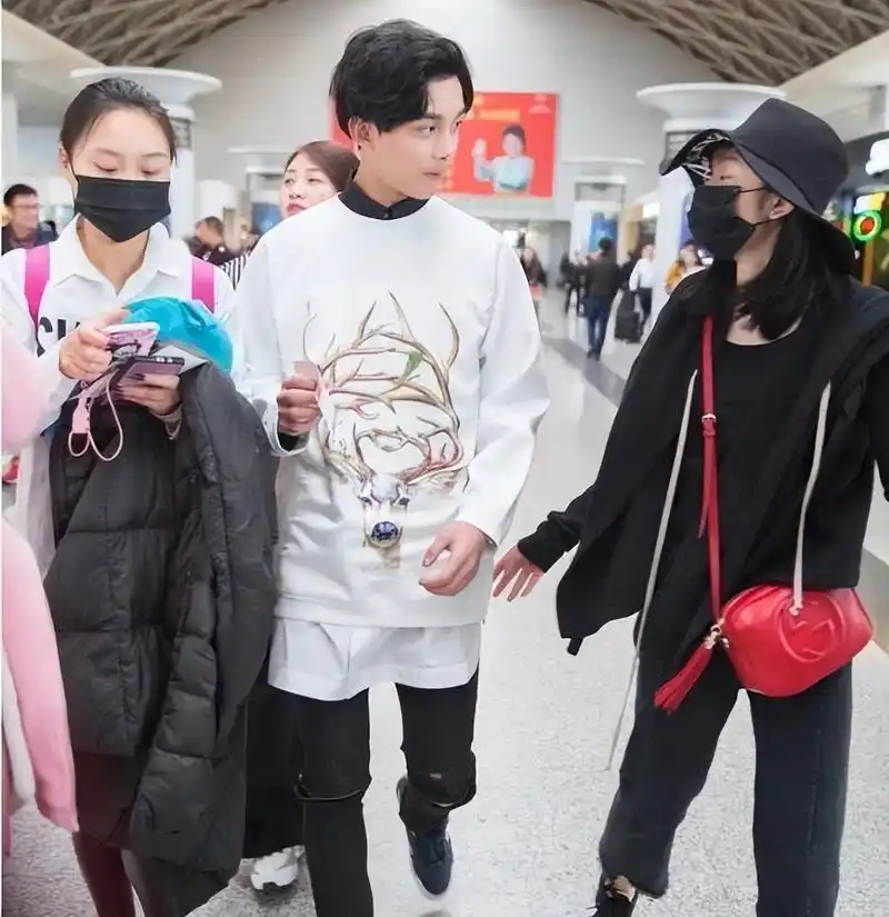 "宠粉达人"吴磊,与姐姐逛街被传恋爱,为不坑粉丝与阚清子争吵