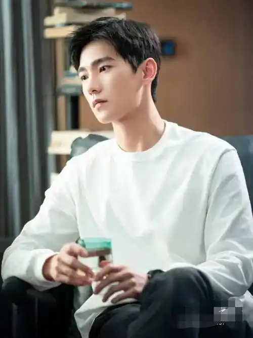 很多粉丝希望重拍,和热巴重拍一次,也有人说杨洋现在的年龄不适合了