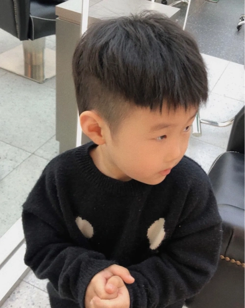 剪这种超短的发型,小男孩的头型一定要够标准,如果头型不够圆润饱满的