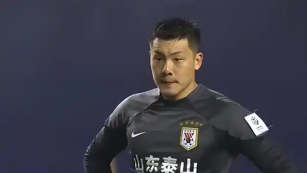 王大雷长传策动进球帕托进球完成救赎十人山东泰山队又进决赛