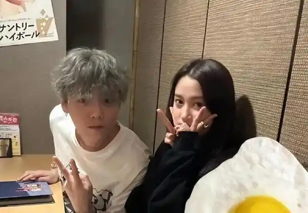 关晓彤穿男友衣服秀恩爱,鹿晗帽子价格太离谱