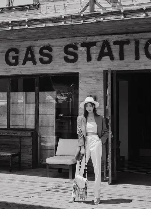 李紫婷造型很飒,穿雾霾蓝衬衫套装搭配风衣,眼神凌厉帅气十足