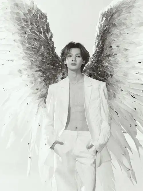 朱正廷天使翅膀造型#78#朱正廷演唱会背着巨型翅膀#  黑白视觉