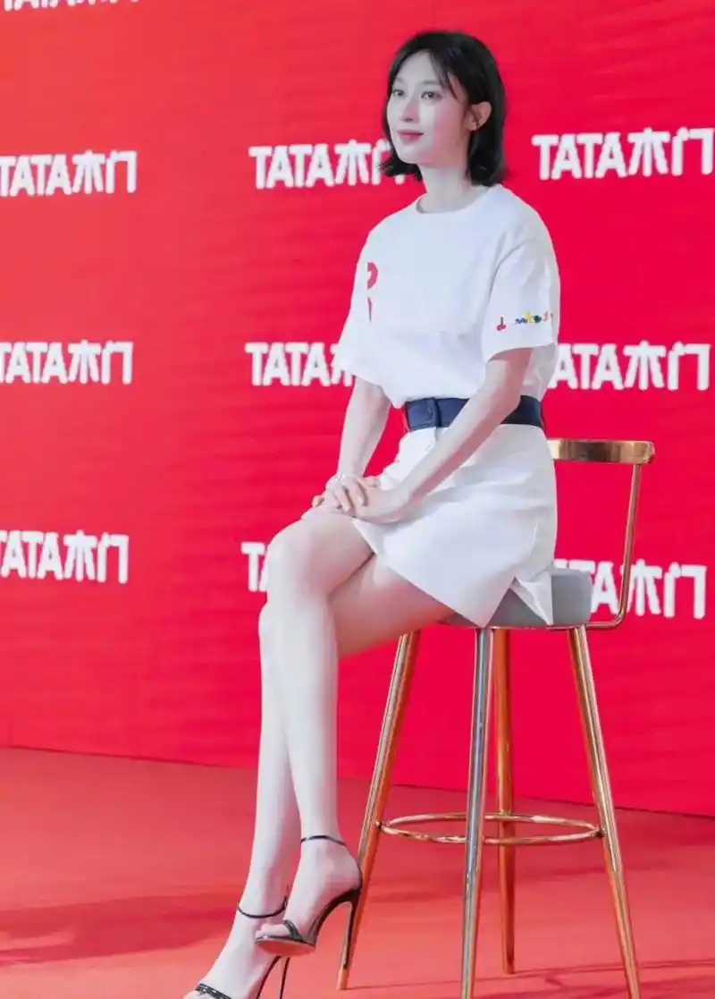 张俪脚也戴戒指95,还挺好看的!