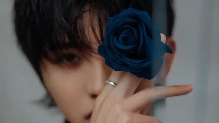 蔡徐坤冷峻邪魅红色西装帅气写真