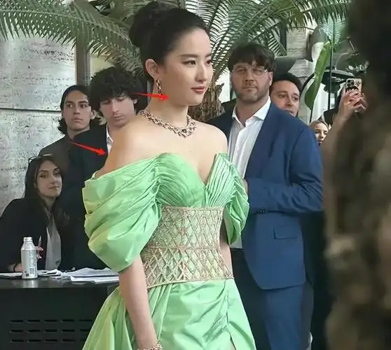 对比,因为展示珠宝,要身穿露肩的礼服,而这也恰巧将刘亦菲有点溜肩的