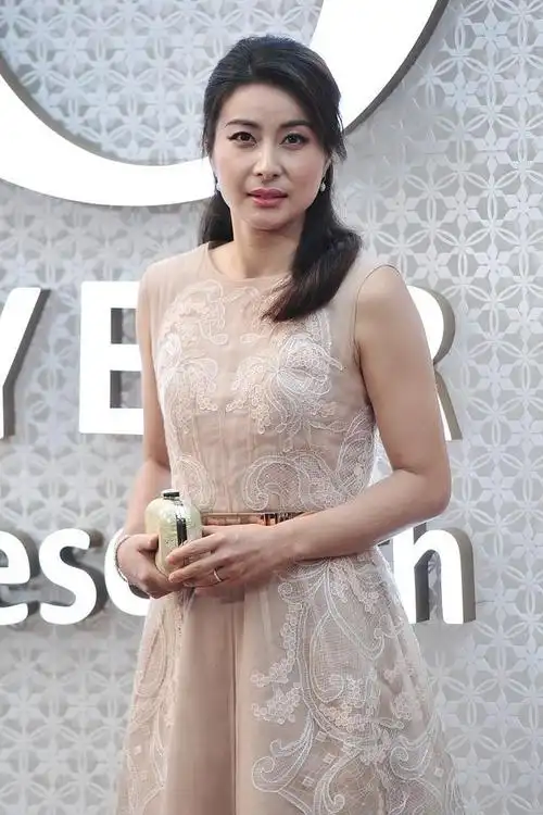 郭晶晶穿繁花复古刺绣薄纱裙仙气十足,生娃后身材丰满又性感