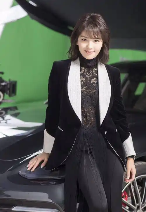 刘涛太有心机了穿西装也不忘记系腰带勒出巴掌腰确实惹眼