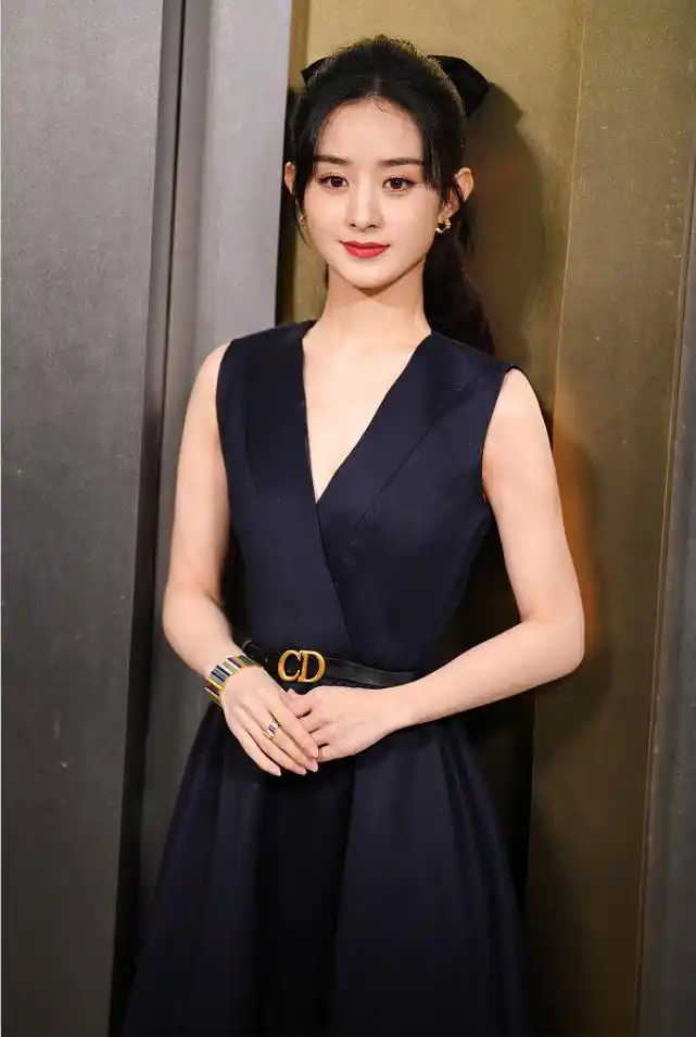 冯绍峰前妻穿背带裙真美看着像没毕业的大学生颜值身材双在线