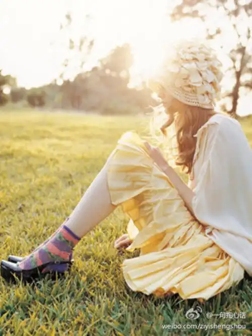 每每这个时候,一个人坐在草地上,静静地思考着,整个世界安静的仿佛
