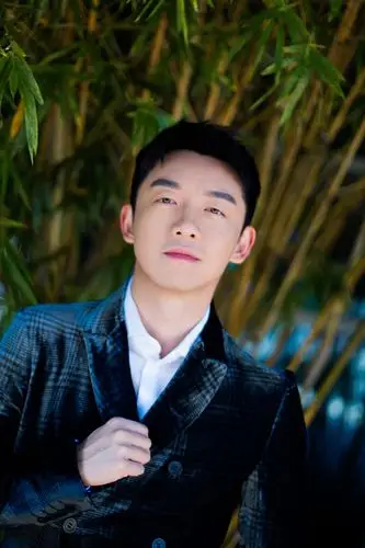 郑恺丝绒西装优雅帅气 成熟绅士魅力尽显_凤凰网娱乐_凤凰网