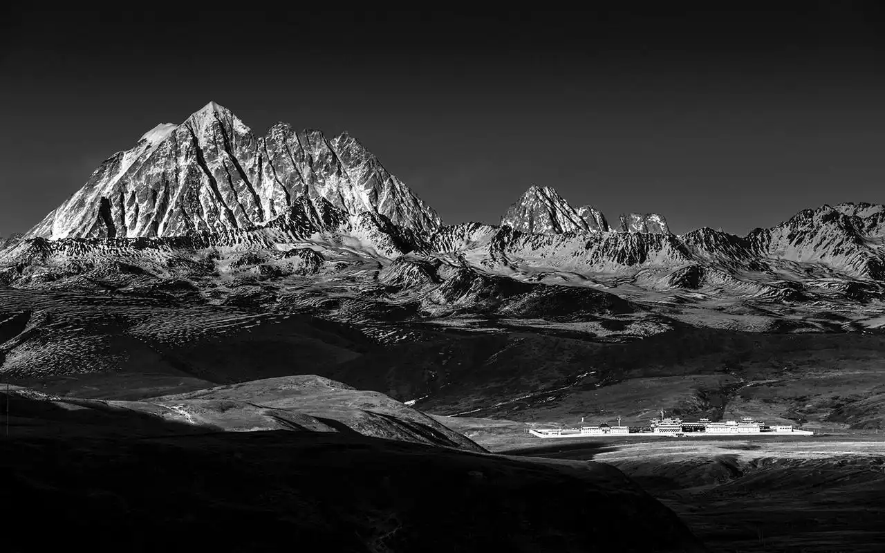 苍茫山水风光唯美黑白高清桌面壁纸