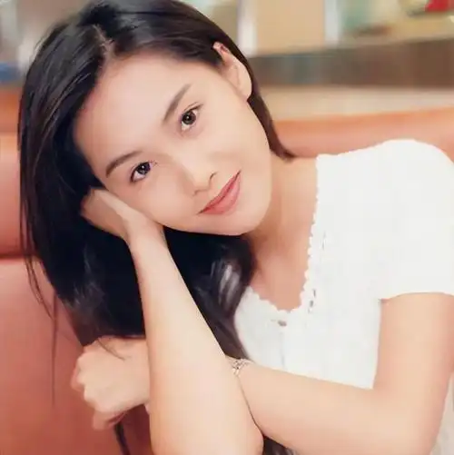 回顾52岁的朱茵近况曝光住破屋开破车昔日女神风光不再