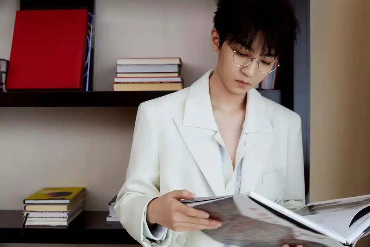 王俊凯白西装墨镜造型#   王俊凯能不能多戴眼镜97墨镜9815啊!