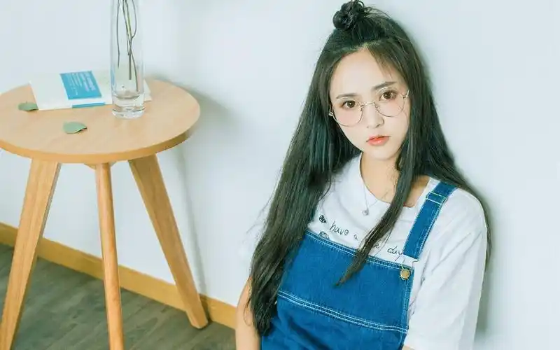 小清新文艺少女元气俏皮可爱背带裙诱人写真