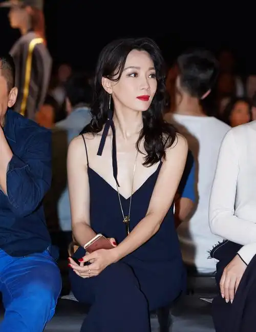 40岁的陈数黑色吊带真空出席引轰动,皮肤白皙到发光