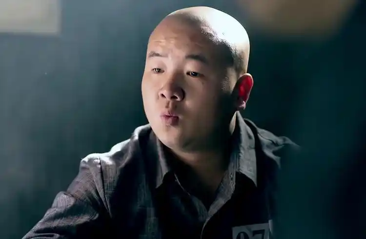 光头男在监狱做生意,把必需品卖给囚犯,还直言喜欢上这里了