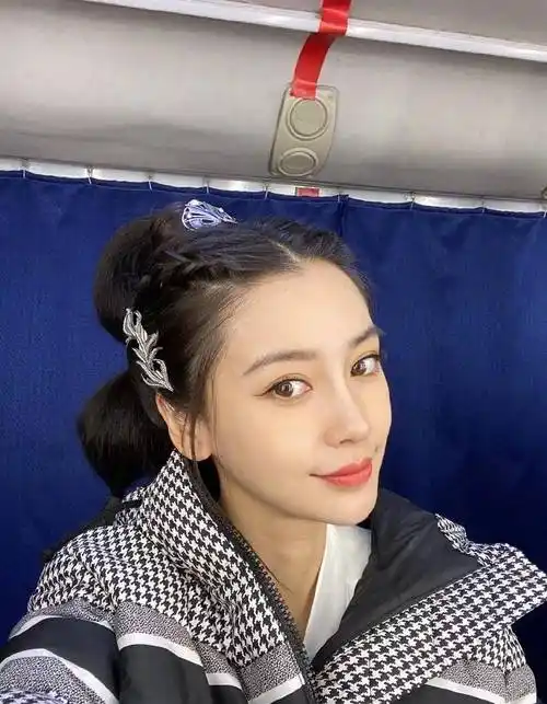 杨颖穿横条纹休闲造型,素颜状态好但无神,眼部妆容真的很重要_五官