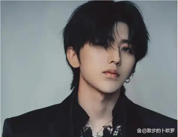 结语此次蔡徐坤事件的曝出,让不少网友又想起当年的吴亦凡.