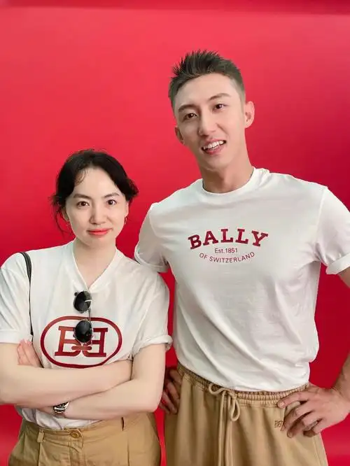 和代言人黄景瑜的合照