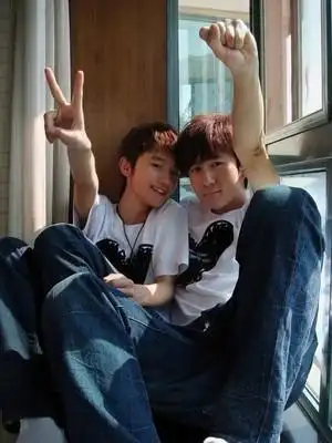 两个男生的多张合照,一定要美型!