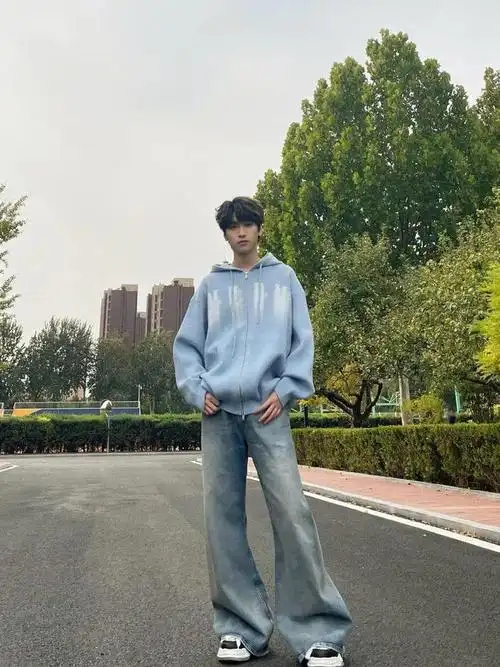 或者将重点放在裤装上,像严浩翔选择的这种宽松喇叭牛仔裤就是个满分