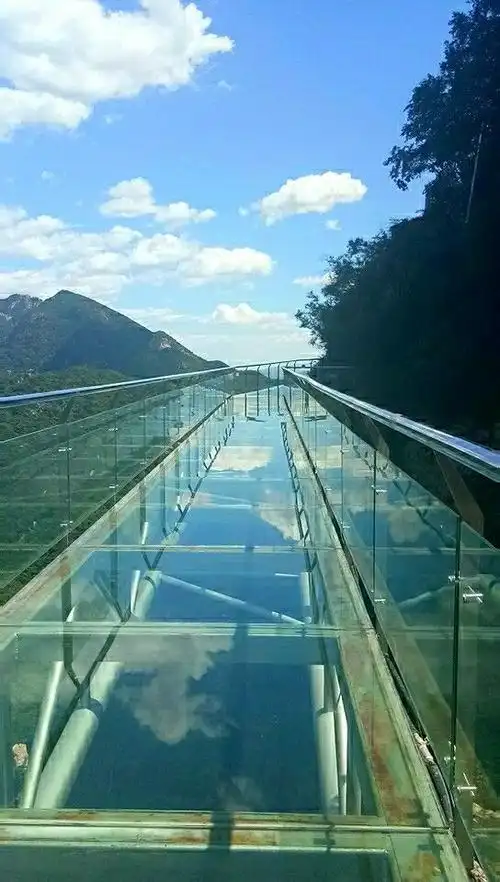 九山顶景区新增7d特效玻璃桥玻璃栈道,惊险刺激挑战自我,突破惊心!