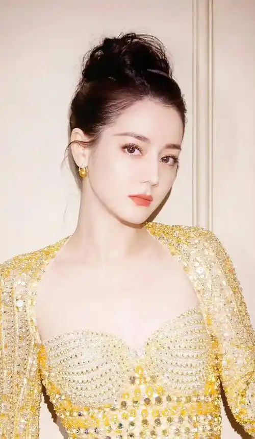 迪丽热巴穿金色礼服大露美背,大秀事业线好迷人